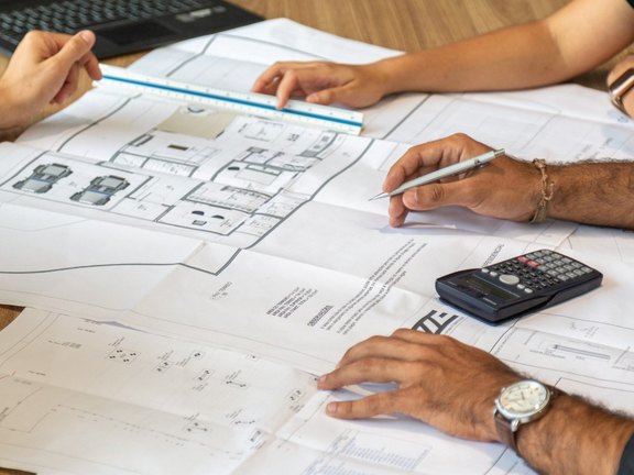 Gruppenbesprechung eines Planes