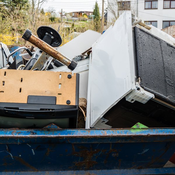 Container voller alter Elektrogeräte und Schrott