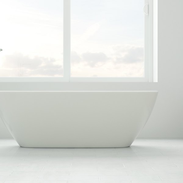 Helles Bad mit freistehender Wanne und großem Fenster